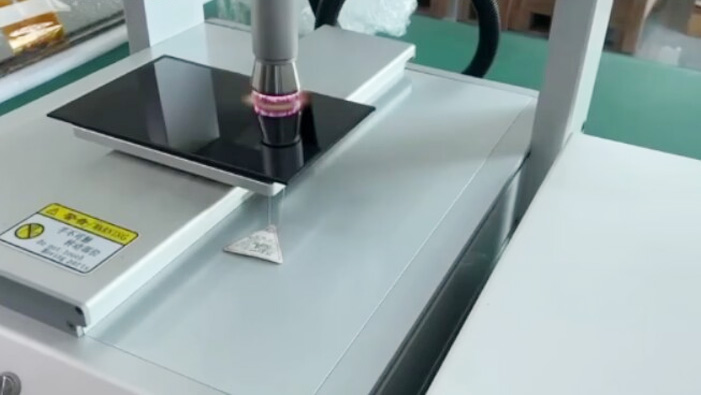 液晶显示模组偏光片午夜福利试看清洗提高后续粘接性能